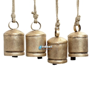 4 ILLUSION Metall Kuh Glocken Garten Outdoor Yard Dekor Windspiele / Hochzeitsgeschenke / Weihnachtsglocken für die Tür / Handgemachte gravierte Glocken