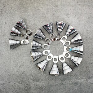 10 Vintage Messing Silber Hochzeit Glocken Gastgeschenke, 2 Zoll, kleine Glocken für die Herstellung DIY Dekoration Suncatcher Windspiele Türhänger Girlanden