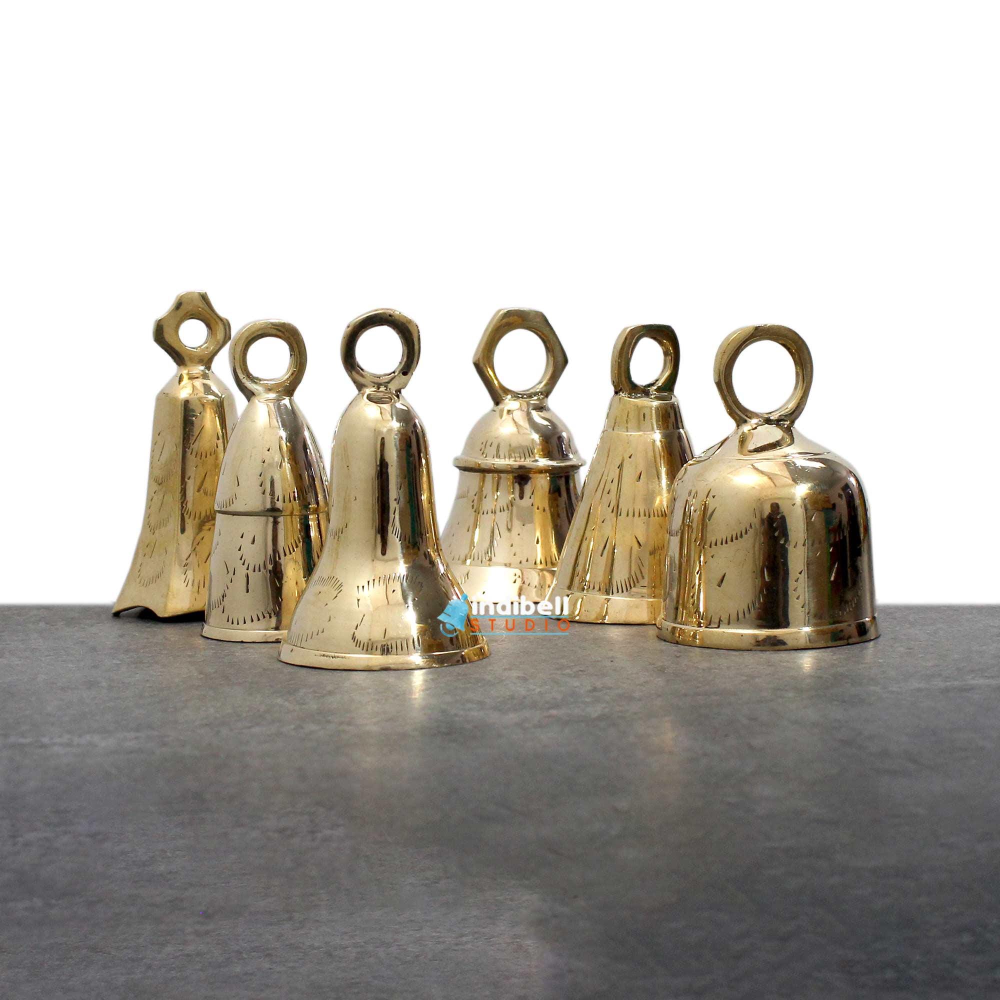 6個の大型ヴィンテージ寺院用真鍮ベルセット、アンティーク教会祭壇