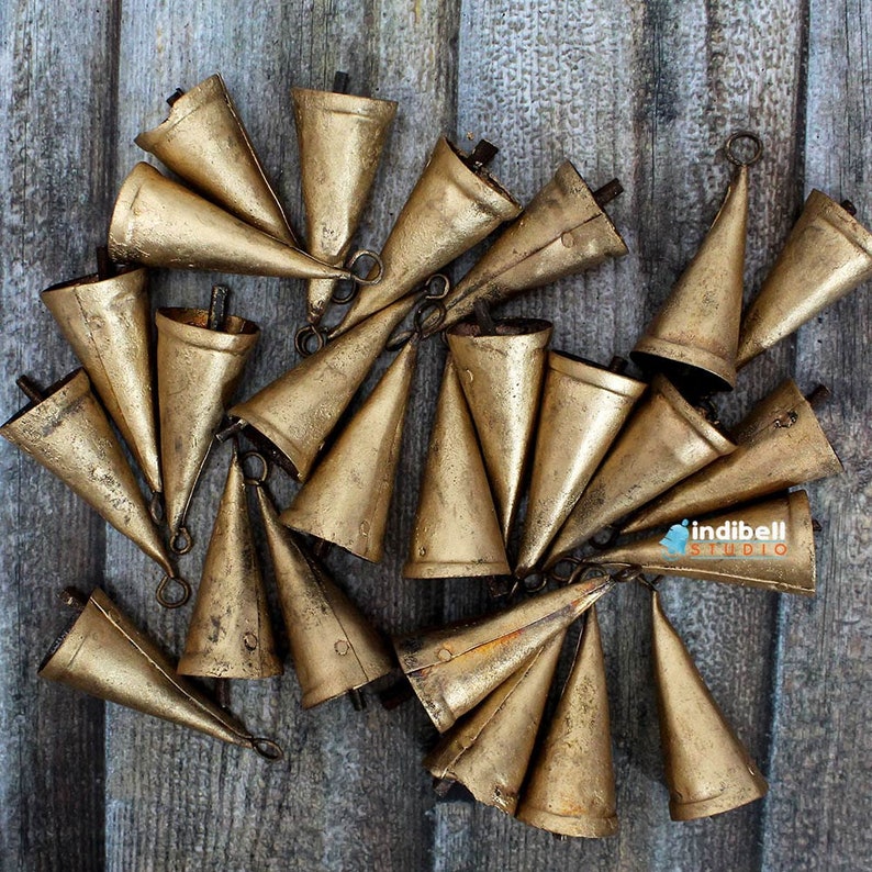 100 campanas de vaca de hojalata de oro rústico triangular a granel campanas de hierro de bronce de estilo vintage de 3 para proyectos artesanales / campanas de viento / bodas imagen 9