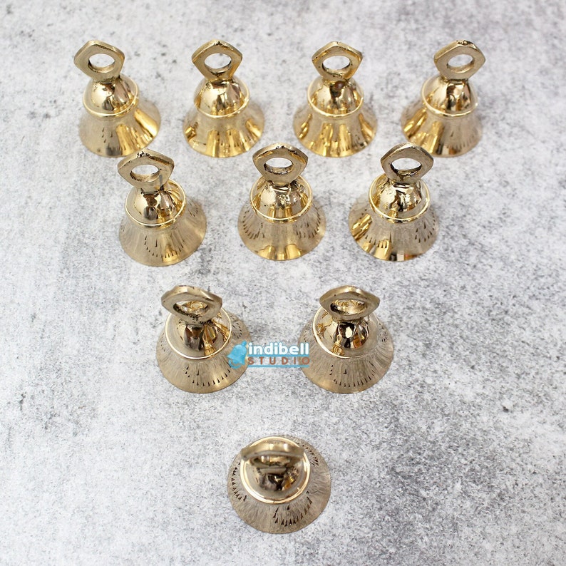 Campane in ottone dorato da 10 / 2 pollici dall'India, forniture artigianali Campane artigianali Mini campana del tempio Campane Pooja Mandir, realizzate in India immagine 1