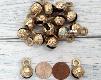 25 kleine Messing Schlitten Glocken, Glöckchen, Haustier Anhänger, robuste & rustikale runde Messing Ghungroo Glocken, kleine Goldglöcken Bastelbedarf