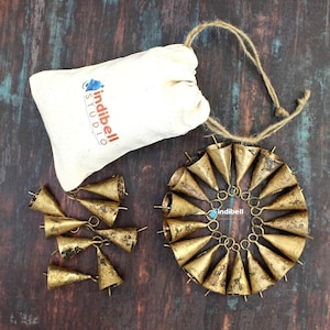 36 campanas de vaca cónicas de hojalata vintage de 4,4 cm de altura, color bronce, auténticas campanas triangulares rústicas hechas a mano en la India, recicladas.