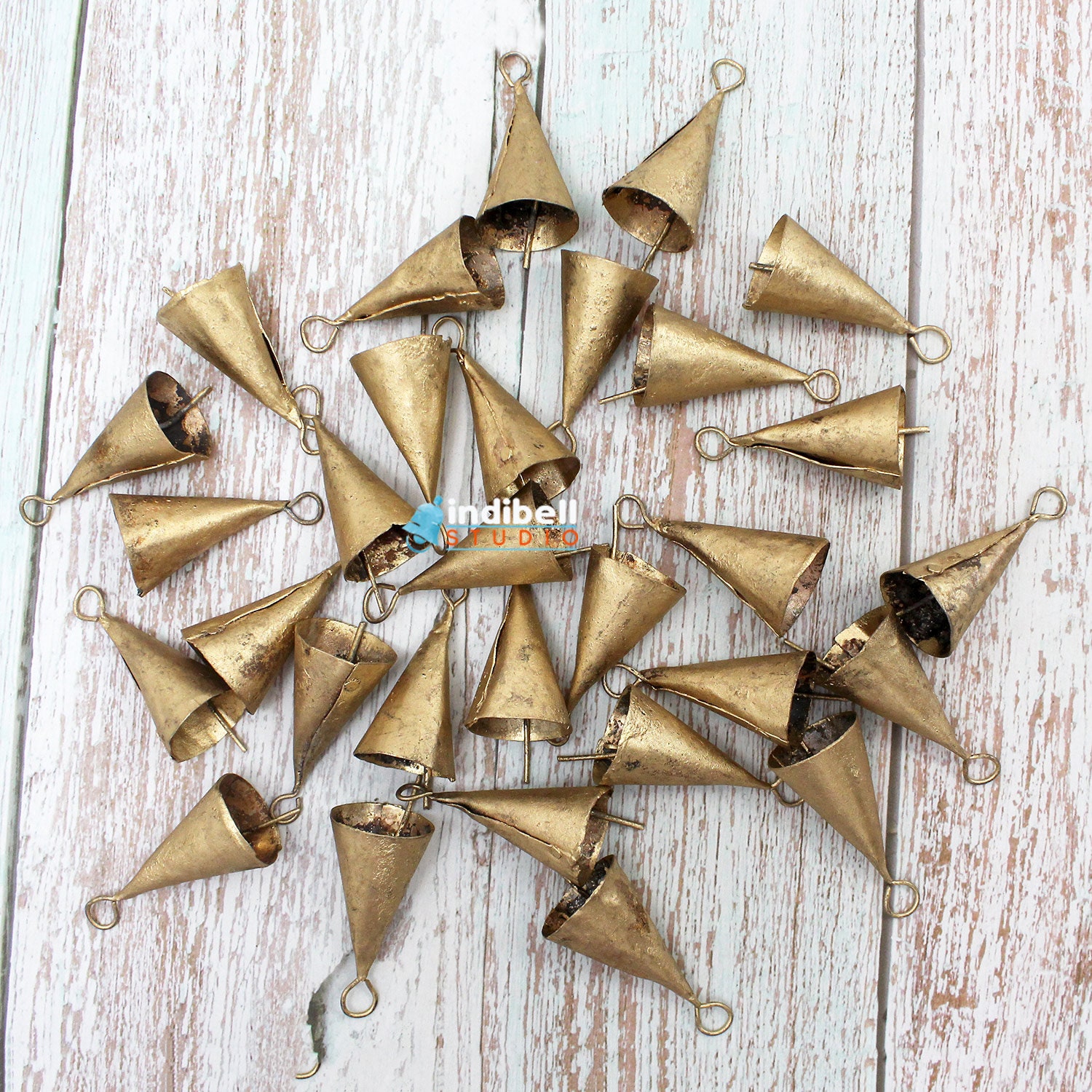 100 cloches de vache triangulaires rustiques en étain en vrac de 3 po.,  cloches en fer bronze de style vintage pour projets d'artisanat/carillons  éoliens/mariage -  France