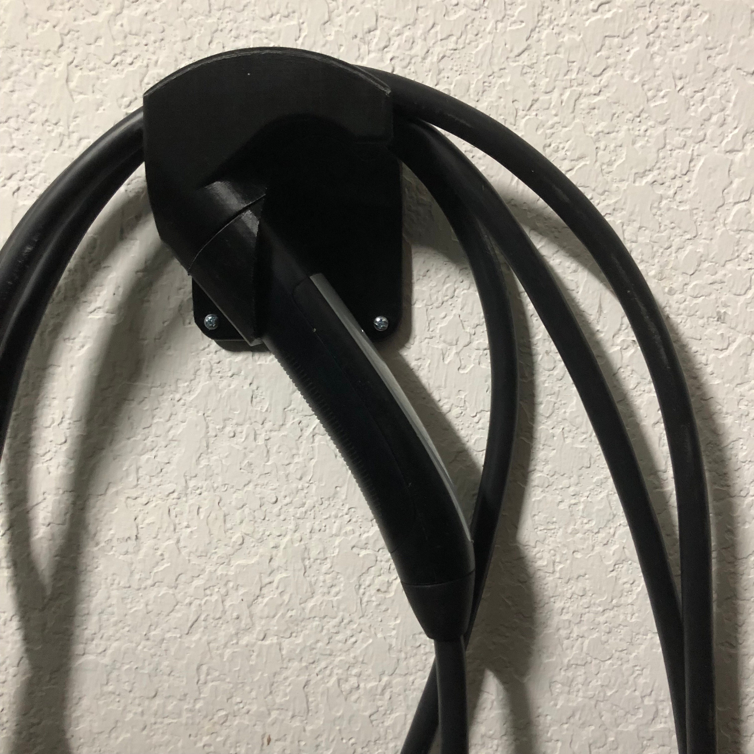 横向きにプラグを収納でき、すっきりとした充電ができる Tesla 