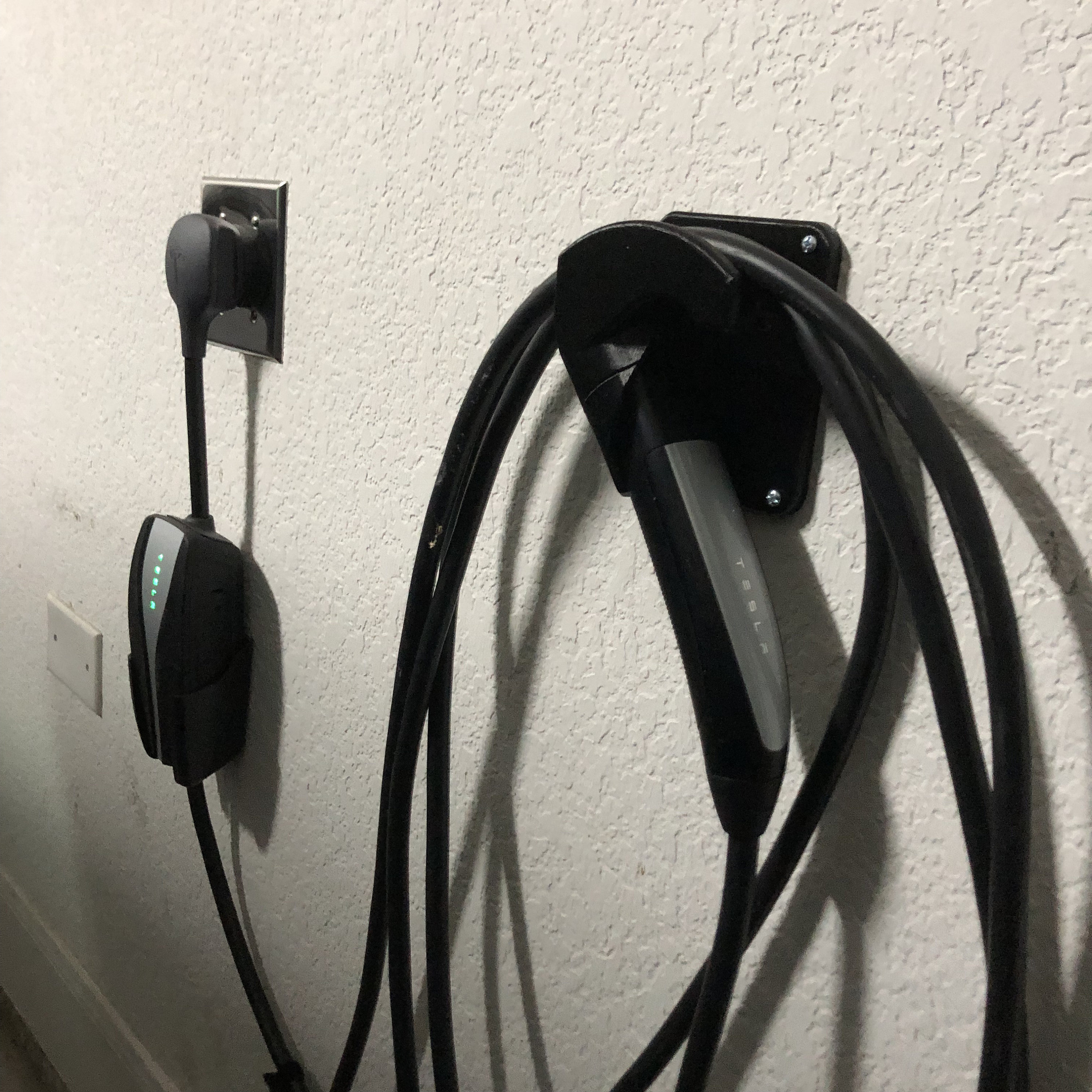 横向きにプラグを収納でき、すっきりとした充電ができる Tesla