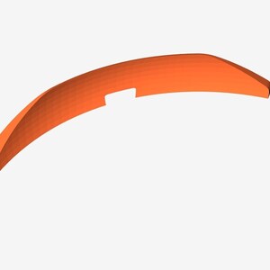 Puede incluir: Aler&oacute;n de coche de pl&aacute;stico naranja con forma curva y un peque&ntilde;o recorte rectangular en el centro.