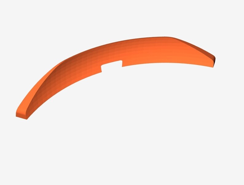 Puede incluir: Aler&oacute;n de coche de pl&aacute;stico naranja con forma curva y un peque&ntilde;o recorte rectangular en el centro.