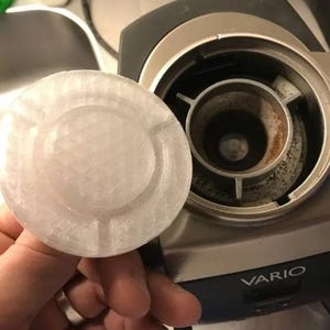 Puede incluir: Un juego de tres tazas de cerámica con un acabado mate moteado. Las tazas son en tonos crema, gris claro y gris oscuro. Cada taza tiene un diseño simple y minimalista, ideal para café o té.