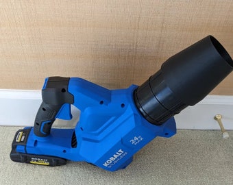 Könnte beinhalten: Ein blauer und schwarzer Akku-Laubbläser mit einem 24V MAX Akku. Der Gebläse hat eine lange Düse und einen komfortablen Griff.