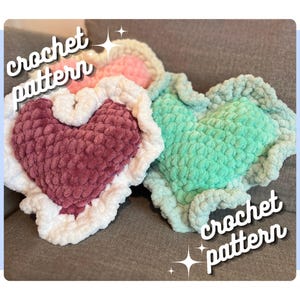 Puede incluir: Tres cojines hechos a mano con forma de corazón de ganchillo en tonos burdeos, rosa y turquesa. Cada corazón tiene un aspecto esponjoso y texturizado con un borde blanco. Las palabras "crochet pattern" están escritas en la imagen.