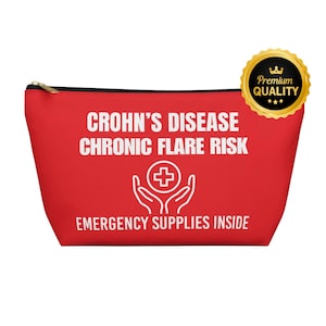 Op de afbeelding: Een rode etui met ritssluiting, met witte tekst: "CROHN'S DISEASE CHRONIC FLARE RISK". Daaronder een medisch symbool in handen, en de woorden "EMERGENCY SUPPLIES INSIDE". Een gouden "Premium Quality" zegel staat rechtsboven.