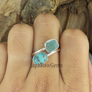 Puede incluir: Dos anillos de piedras turquesa engastados en plata. Los anillos se llevan en un dedo. Los anillos son de JaphRawGems.