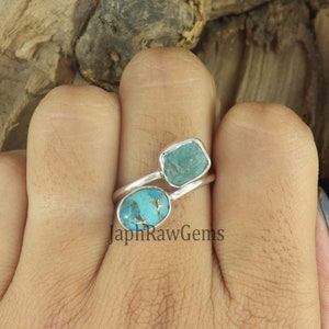 Puede incluir: Dos anillos de piedras turquesa engastados en plata. Los anillos se llevan en un dedo. Los anillos son de JaphRawGems.