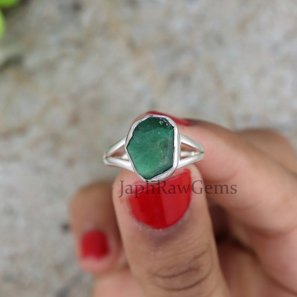 Raw Emerald Ring, Sterling Silver Ring, Healing Crystal Ring, Uncut Stone Ring, Crystal Raw Gemstone Ring, Gift for Her, Rings for Women