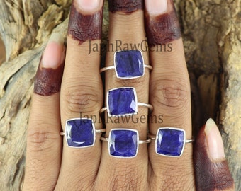 Ring met ruwe donkerblauwe saffier: 925 sterlingzilver, steen van 10 mm
