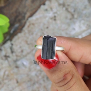 Anello con tormalina nera grezza: argento sterling 925, pietra preziosa non tagliata