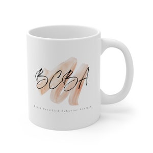 Peut inclure: Une tasse à café en céramique blanche avec un motif aquarelle brun et le texte "BCBA Board Certified Behavior Analyst".