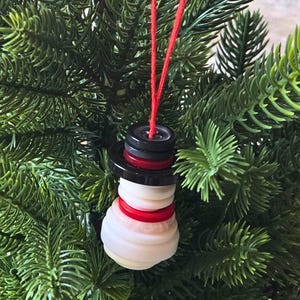 Adorno navideño con botón de muñeco de nieve: decoración navideña hecha a mano y un regalo original