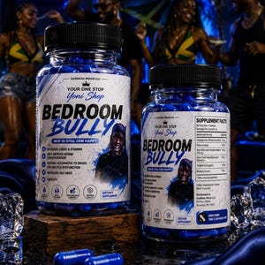 Pode incluir: Dois frascos de plástico transparente cheios de cápsulas azuis, rotulados como Bedroom Bully da Your One Stop Yoni Shop. Os rótulos incluem o texto Mek Di Gyal Dem Happy, informações nutricionais e um retrato. Duas cápsulas azuis soltas à frente.