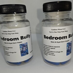 Puede incluir: Dos frascos de vidrio transparente con tapas negras, llenos de polvo blanco y c&aacute;psulas azules. Cada frasco tiene una etiqueta blanca con el texto "Bedroom Bully" y otro texto. Los frascos son de "Goddess Moon LLC".