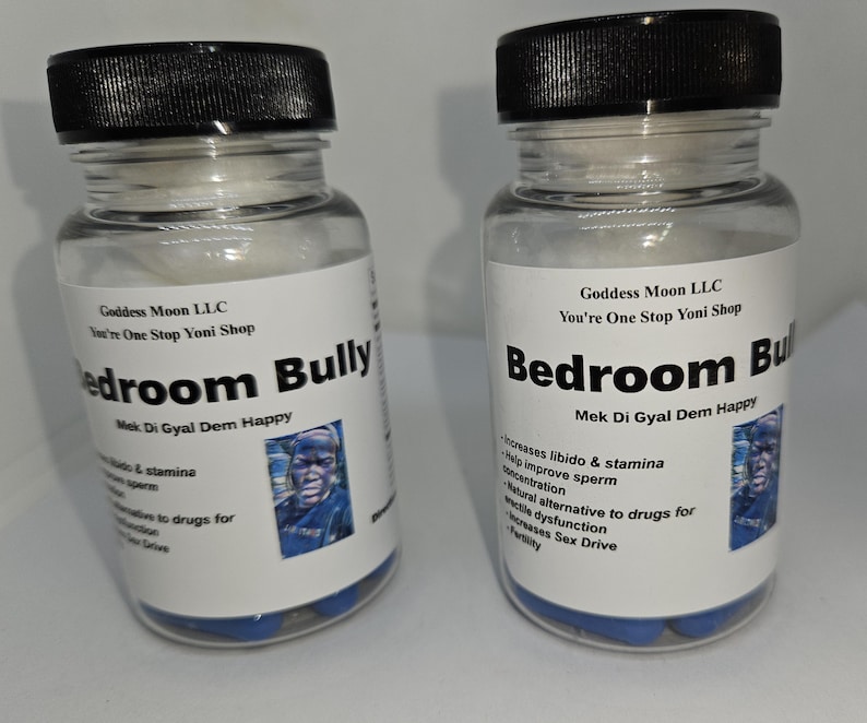 Puede incluir: Dos frascos de vidrio transparente con tapas negras, llenos de polvo blanco y c&aacute;psulas azules. Cada frasco tiene una etiqueta blanca con el texto "Bedroom Bully" y otro texto. Los frascos son de "Goddess Moon LLC".