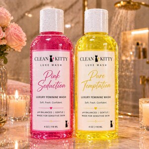 Puede incluir: Dos botellas de Clean Kitty Luxe Wash, una rosa "Pink Seduction" y otra amarilla "Pure Temptation". Cada botella tiene una tapa blanca y una etiqueta con texto y un logotipo de gato negro. Las botellas son de 118 ml.