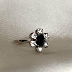 Immaculate Vintage Dark Blue Sapphire 18ct White Gold Edwardian Style Flower Ring with 6 Diamonds