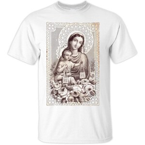 Puede incluir: Una ilustraci&oacute;n de estilo vintage de la Virgen Mar&iacute;a sosteniendo a un beb&eacute; Jes&uacute;s. La imagen est&aacute; enmarcada con un borde de encaje decorativo y rodeada de flores.