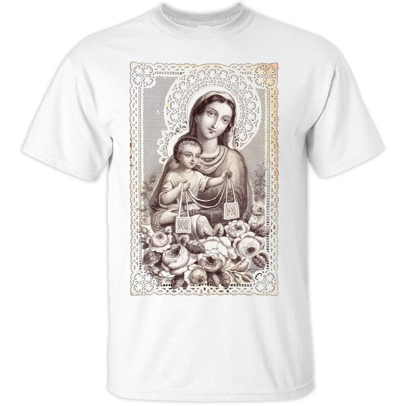 Puede incluir: Una ilustraci&oacute;n de estilo vintage de la Virgen Mar&iacute;a sosteniendo a un beb&eacute; Jes&uacute;s. La imagen est&aacute; enmarcada con un borde de encaje decorativo y rodeada de flores.