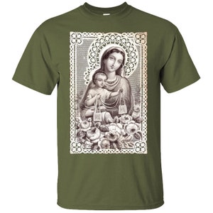 Puede incluir: Una ilustraci&oacute;n vintage de la Virgen Mar&iacute;a sosteniendo al ni&ntilde;o Jes&uacute;s, rodeada de encaje blanco y rosas. La imagen est&aacute; impresa en una camiseta verde.