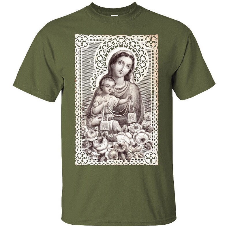 Puede incluir: Una ilustraci&oacute;n vintage de la Virgen Mar&iacute;a sosteniendo al ni&ntilde;o Jes&uacute;s, rodeada de encaje blanco y rosas. La imagen est&aacute; impresa en una camiseta verde.