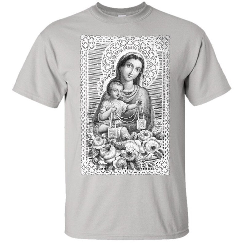 Puede incluir: Ilustraci&oacute;n en blanco y negro de la Virgen Mar&iacute;a sosteniendo a un beb&eacute; Jes&uacute;s. La imagen est&aacute; enmarcada con un borde de encaje decorativo y rodeada de rosas.