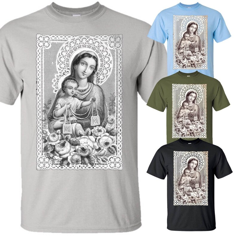 Puede incluir: Una imagen en blanco y negro de la Virgen Mar&iacute;a sosteniendo a un beb&eacute; Jes&uacute;s. La imagen est&aacute; rodeada por un borde de encaje y rosas. La imagen est&aacute; impresa en una camiseta gris.
