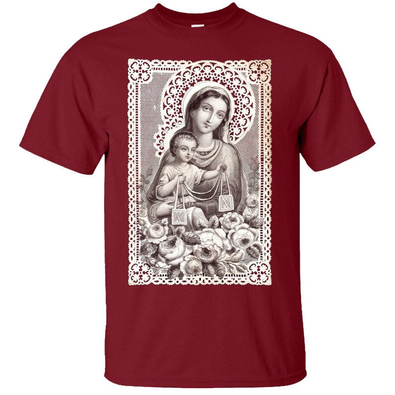 Puede incluir: Una camiseta de color granate con una imagen vintage de la Virgen Mar&iacute;a y el ni&ntilde;o Jes&uacute;s. La imagen est&aacute; enmarcada con un dise&ntilde;o de encaje blanco y rodeada de rosas blancas.