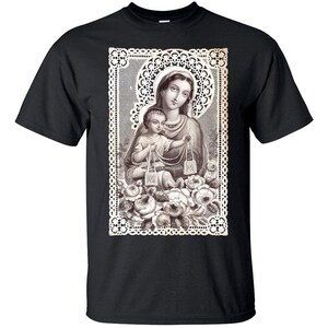 Puede incluir: Camiseta negra con una imagen vintage de Mar&iacute;a y Jes&uacute;s rodeados de rosas y encaje.