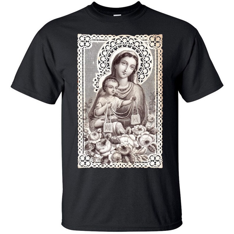 Puede incluir: Camiseta negra con una imagen vintage de Mar&iacute;a y Jes&uacute;s rodeados de rosas y encaje.