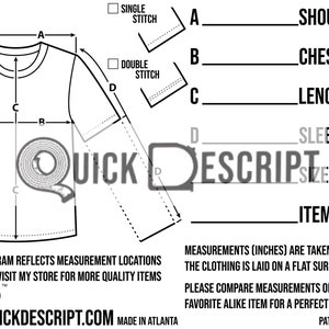 Può includere: Diagramma che mostra come misurare una maglietta per la taglia. Il diagramma mostra le misure per la spalla, il petto, la lunghezza e la manica. Il testo dice "Single Stitch", "Double Stitch", "Quick Descript", "Item #", "Le misure (in pollici) vengono prese quando l'indumento è steso su una superficie piana. Confronta le misure con un articolo simile preferito per una vestibilità perfetta! 59 Brevetto in corso Maglietta"