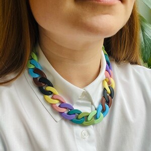 Multicolour Opaque Acrylic Flat Curb Twisted Linking Rings Chunky Chain Necklace with 24K Gold Plated Fastening