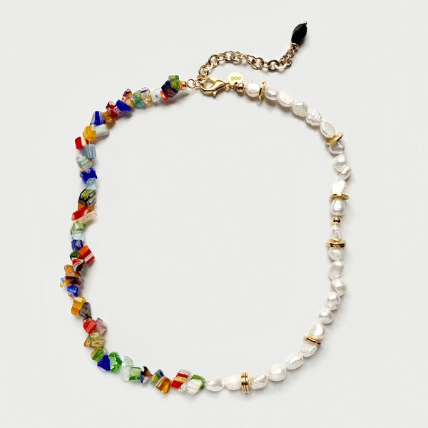 Grosses fleurs millefiori multicolores arc-en-ciel colorées et éclats de verre + collier de perles baroques d'eau douce avec détails plaqués or 24 carats