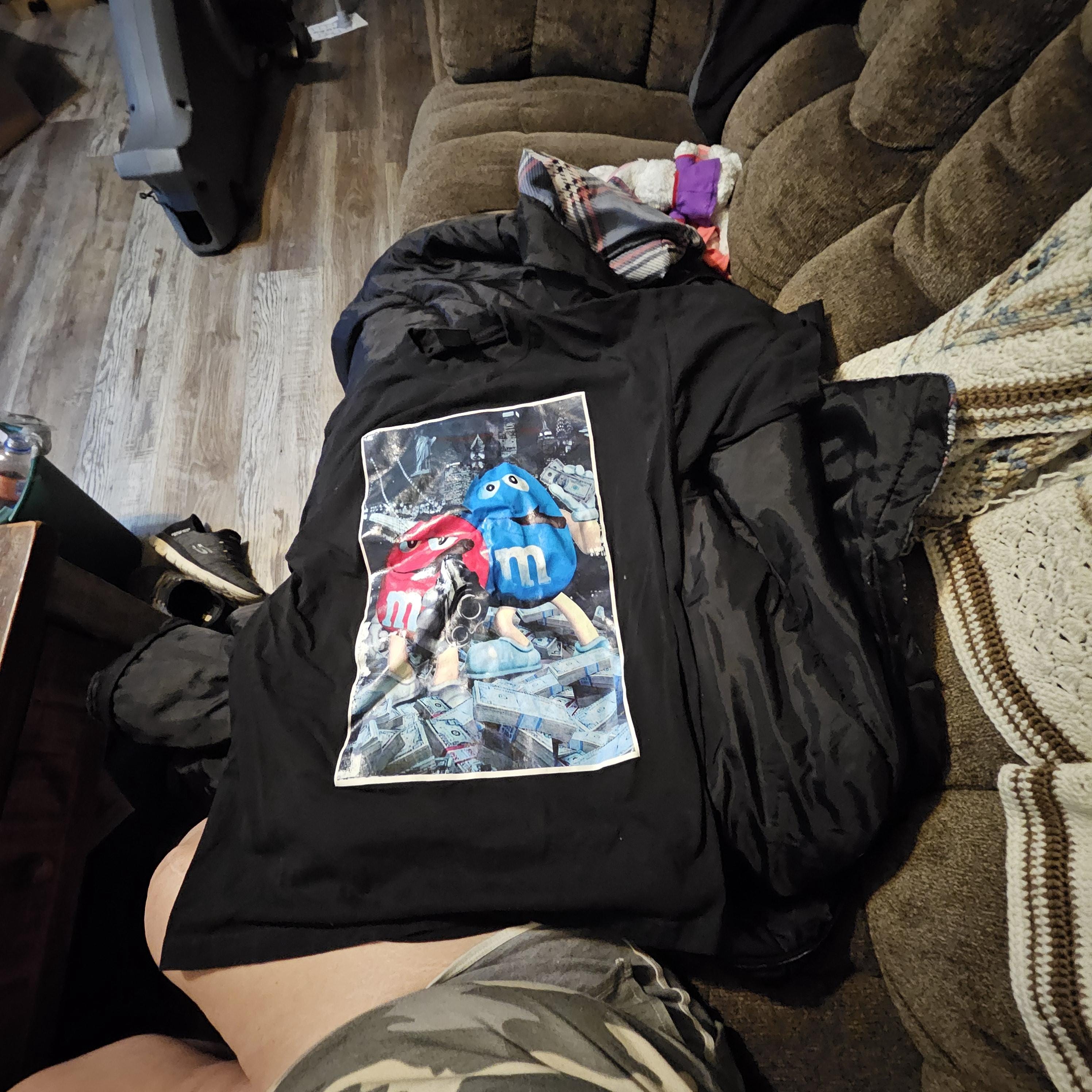 large t-shirt M & M red and blue with the money #2497