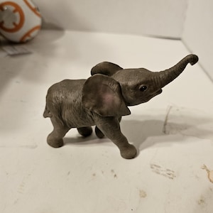 vintage 1999 Lenox shuffling elephant figurine #2864