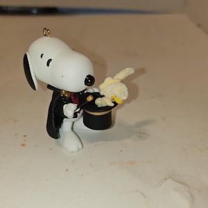 vintage hallmark keepsake 2005 snoopy the magnificent spotlight on snoopy ornament #527