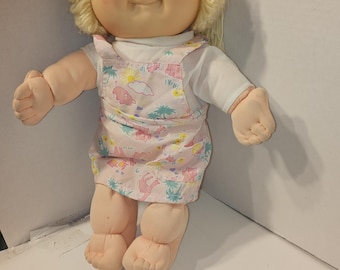 Vintage kinderpop Cabbage Patch 1986: blond haar, groene ogen, roze outfit