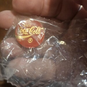 vintage 1980s round coca- cola pin #1086