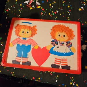 Antique raggedy ann and Andy had valentines in it 1980s #1479