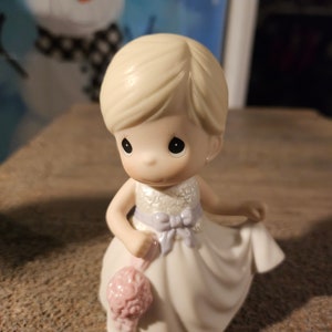 Vintage 2008 precious moments figurines Flower girl #1555