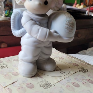 Antique precious moments figurines 1991 the club that&#39;s cut of the world #1594 #1607