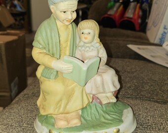 Figura antigua de abuela leyéndole a su nieta n.° 1354