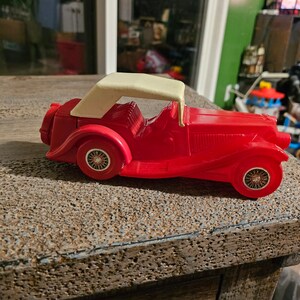 Antieke Avon-karaf uit 1936 rode MG-auto #1844 uit de jaren 70